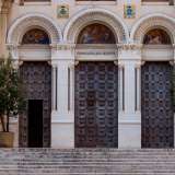 Ma � arrivato ora il momento di accedere all�interno di San Giuseppe. Saliamo alcuni gradini...